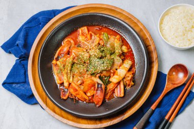 Kore yemeği Karıştırılmış Kalamar, ojingeobokkeum soğan, havuç ve lahana ile kızartılmış kalamar gochujang ve kırmızı biber tozu karışımı..