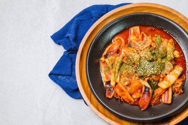 Kore yemeği Karıştırılmış Kalamar, ojingeobokkeum soğan, havuç ve lahana ile kızartılmış kalamar gochujang ve kırmızı biber tozu karışımı..