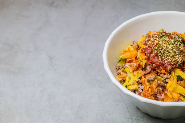 Kore yemeği Bibimbap, sotelenmiş sığır eti ve baharatlı Gochujang ile karıştırılmış çeşitli renkli sebzeler.