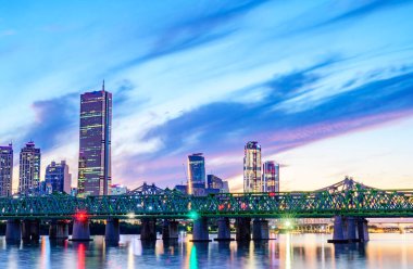 Kore 'nin Seul şehrinin tarihi finans bölgesi Yeouido' nun şehir gece manzarası.