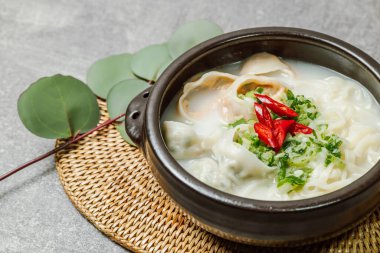 Kore usulü erişte çorbası, mandu kalguksu.