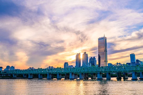 Kore 'nin Seul şehrinin tarihi finans bölgesi Yeouido' nun şehir gece manzarası.