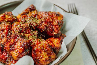 Yangnyeom tavuğu, Kore usulü Baharatlı Kızarmış Tavuk: Bu yemek parça parça kesilmiş, kızartılmış ve soya sosu, gochujang veya diğer soslarla karıştırılmış. Hafif ama baharatlı bir tadı var. Atıştırmalık olsun ya da olmasın. 