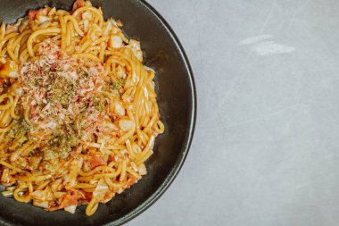 Siyah tabakta nefis bir yakisoba tabağı