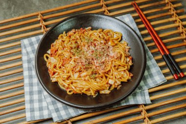 Siyah tabakta nefis bir yakisoba tabağı