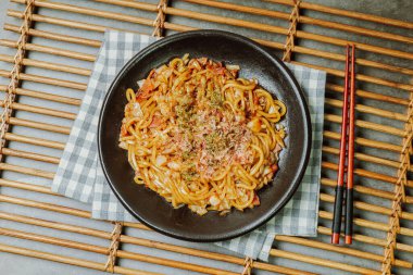 Siyah tabakta nefis bir yakisoba tabağı