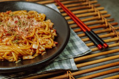 Siyah tabakta nefis bir yakisoba tabağı