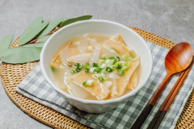 eomukguk, Kore usulü balık çorbası.