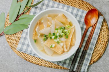 eomukguk, Kore usulü balık çorbası.