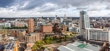 İngiltere 'nin Batı Yorkshire kentindeki Leeds şehir merkezinin havadan panoramik görüntüsü