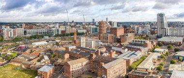 İngiltere 'nin Batı Yorkshire kentindeki Leeds şehir merkezinin havadan panoramik görüntüsü