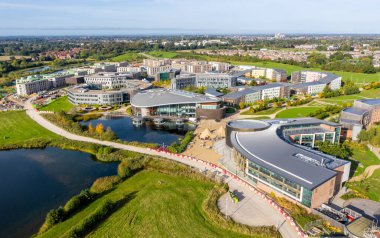 YORK ÜNİVERSİTESİ, YORK, UK - 11 Ekim 2021. York Üniversitesi 'nin Doğu Kampüsü' ndeki binaların ve yatakhanelerin hava görüntüsü.