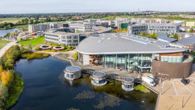 YORK ÜNİVERSİTESİ, YORK, UK - 11 Ekim 2021. York Üniversitesi 'nin Doğu Kampüsü' ndeki binaların ve yatakhanelerin hava görüntüsü.