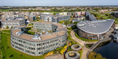 YORK ÜNİVERSİTESİ, YORK, UK - 11 Ekim 2021. York Üniversitesi 'nin Doğu Kampüsü' ndeki binaların ve yatakhanelerin hava görüntüsü.
