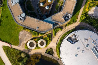 YORK ÜNİVERSİTESİ, YORK, UK - 11 Ekim 2021. York Üniversitesi 'nin Doğu Kampüsü' ndeki binaların ve yatakhanelerin hava görüntüsü.