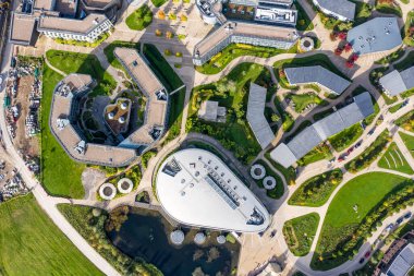 YORK ÜNİVERSİTESİ, YORK, UK - 11 Ekim 2021. York Üniversitesi 'nin Doğu Kampüsü' ndeki binaların ve yatakhanelerin hava görüntüsü.