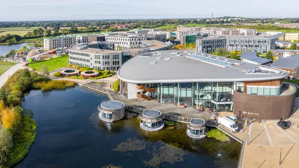 YORK ÜNİVERSİTESİ, YORK, UK - 11 Ekim 2021. York Üniversitesi 'nin Doğu Kampüsü' ndeki binaların ve yatakhanelerin hava görüntüsü.