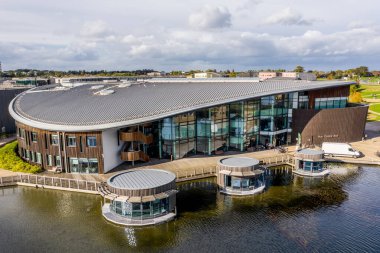 YORK ÜNİVERSİTESİ, YORK, UK - 25 Ekim 2021. York Üniversitesi 'nin Doğu Kampüsü' ndeki Ron Cooke Hub binasının hava görüntüsü.