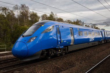 DONCASTER, İngiltere - 27 Ekim 2021. Londra 'ya giden mavi Lumo üniformalı 308 sınıfı bir Hitachi treni yolculara ve yolculara ucuz ve rekabetçi tren biletleri sunuyor.