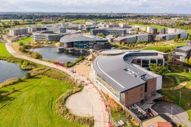 YORK ÜNİVERSİTESİ, YORK, UK - 25 Ekim 2021. Ron Cooke Merkezi 'nin ve York Üniversitesi Kampüsü Doğu Kampüsü' ndeki yatakhane binalarının hava görüntüsü.