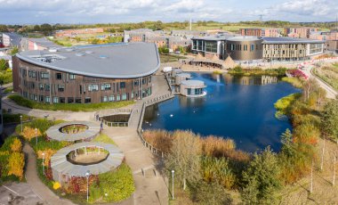 YORK ÜNİVERSİTESİ, YORK, UK - 25 Ekim 2021. Ron Cooke Merkezi 'nin ve York Üniversitesi Kampüsü Doğu Kampüsü' ndeki yatakhane binalarının hava görüntüsü.