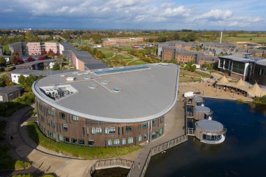 YORK ÜNİVERSİTESİ, YORK, UK - 25 Ekim 2021. Ron Cooke Merkezi 'nin ve York Üniversitesi Kampüsü Doğu Kampüsü' ndeki yatakhane binalarının hava görüntüsü.