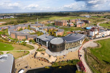 YORK ÜNİVERSİTESİ, YORK, UK - 25 Ekim 2021. Doğu York Üniversitesi Kampüsü 'ndeki eğitim ve yurt binalarının havadan görüntüsü.