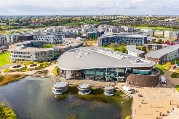 YORK ÜNİVERSİTESİ, YORK, UK - 25 Ekim 2021. Ron Cooke Merkezi 'nin ve York Üniversitesi Kampüsü Doğu Kampüsü' ndeki yatakhane binalarının hava görüntüsü.