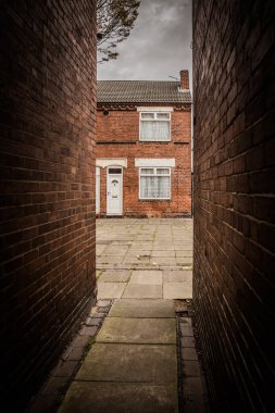 İngiltere 'nin kuzeyinde yıkık dökük bir teraslı ev ve arka sokaklar.