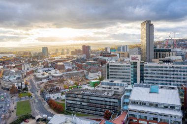 SHEFFIELD, İngiltere - 4 Kasım 2021. Gün batımında Sheffield şehir merkezi ve Hallam Üniversitesi binalarının hava manzarası