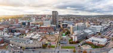 Gün batımında Sheffield şehir merkezi ve şehir manzarasının gökyüzü manzarası