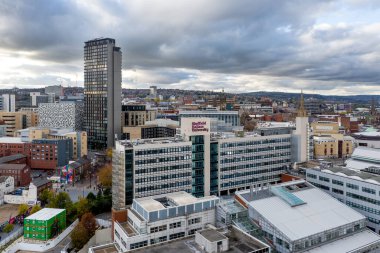 SHEFFIELD, İngiltere - 4 Kasım 2021. Gün batımında Sheffield şehir merkezi ve Hallam Üniversitesi binalarının hava manzarası