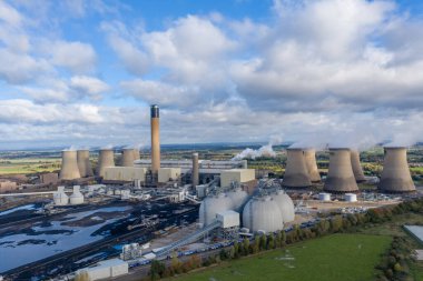DRAX POWER İSTASYONU, YORKSHIRE, UK - 4 Kasım 2021. Biyokütle hikayeleri tankları ve karbon yakalama yeteneklerini gösteren Drax Güç İstasyonu 'nun hava manzarası