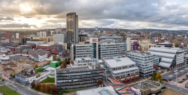 SHEFFIELD, İngiltere - 4 Kasım 2021. Gün batımında Sheffield şehir merkezi ve Hallam Üniversitesi binalarının hava manzarası