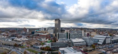 SHEFFIELD, İngiltere - 4 Kasım 2021. Gün batımında Sheffield şehir merkezinin hava manzarası