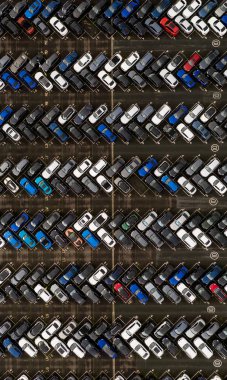 Yeni bir otomobil üreticisinin araç stoğunun hemen üstünde hava görüntüsü ihracat ve ithalat için hazır.