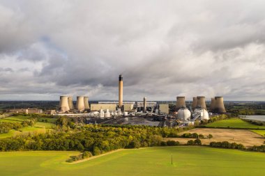 DRAX POWER İSTASYONU, YORKSHIRE, İngiltere 2 Kasım 2021. İngiltere 'de yenilenemez elektrik üreten ve atmosferi karbondioksit emisyonlarıyla kirleten bir kömür ateşleme istasyonu olan Drax Enerji İstasyonu' nun hava manzarası