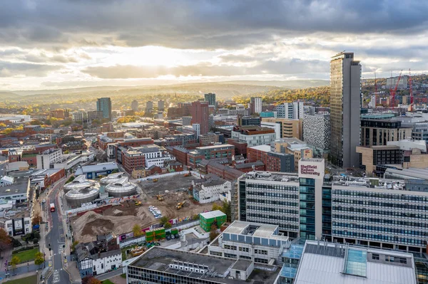 Gün batımında Sheffield şehir merkezi ve şehir manzarasının gökyüzü manzarası