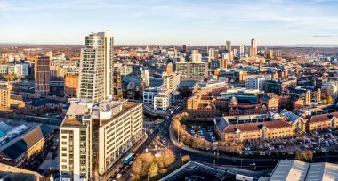 LEEDS, UK - 23 Kasım 2022. Leeds şehir merkezinin hava manzarası ve Bridgewater Place binası ile gökyüzü..