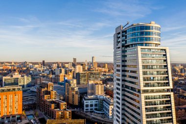 LEEDS, UK - 23 Kasım 2022. Önplanda Bridgewater Place binası bulunan Leeds şehir merkezinin hava görüntüsü.