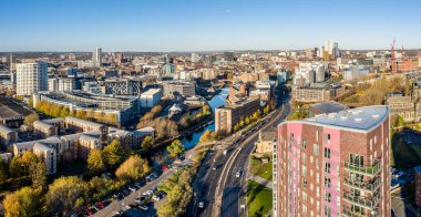 Şehrin Leeds Rıhtım Bölgesi 'nin gökdelenli manzarası.