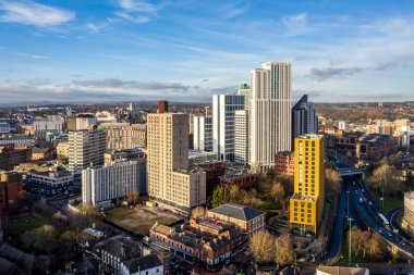 Leeds, İngiltere - 12 Ocak, 2022. Batı Yorkshire 'daki Leeds şehir merkezindeki bina ve mimarinin havadan görüntüsü.
