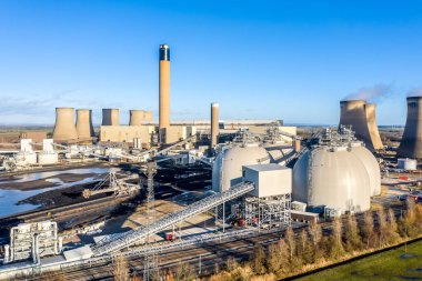 DRAX POWER İSTASYONU, DRAX, UK 19 Ocak 2022. Yorkshire İngiltere 'deki Drax Enerji İstasyonu' nun hava görüntüsü ve biyoyakıt temiz enerji depolamak için kullanılan biyokütle depolama tankları