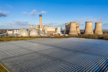  Drax Elektrik Santrali 'nin hava manzarası ve enerji santralinin kullandığı aşırı sıcaktan salata ve sebze yetiştiren seralar.
