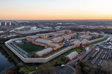 DONCASTER, İngiltere - 13 Ocak 2022. Gün batımında HMP ve YOI Doncaster hapishanesinin hava görüntüsü