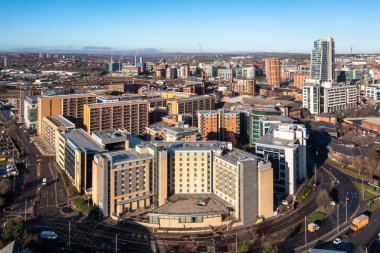 Holbeck bölgesinden Leeds şehir merkezindeki binaların ve mimarinin havadan panoramik bir görüntüsü.