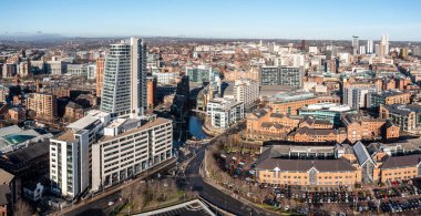 Leeds, İngiltere - 17 Ocak, 2022. Bridgewater Place ve ASDA Genel Merkez binalarıyla Leeds şehir merkezinin hava görüntüsü.