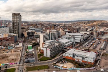 SHEFfield, İngiltere - 10 Mart 2022. Sheffield şehir merkezindeki Sheffield Hallam Üniversitesi binalarının ve Sanat Kulesi 'nin hava görüntüsü