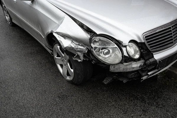 Close Damage Silver Car Front Wing Wheel Headlights Involved Road — Stock Photo, Image