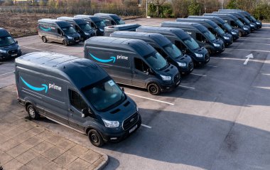 Leeds, İngiltere - 15 Nisan 2022. Bir dizi New Amazon Prime Ford E-Transit elektrik dağıtım kamyonları daha az emisyonlu ürünler göndermek üzere nakledilmeye hazır.